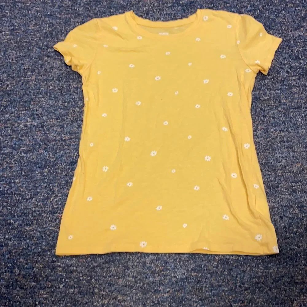 Victoria’s Secret yellow Floral Tee sz. Xs